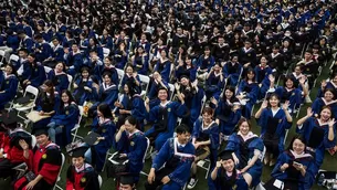 China: En Wuhan se realizó una masiva entrega de diplomas a graduados sin mascarillas ni distancia social. Foto: AFP