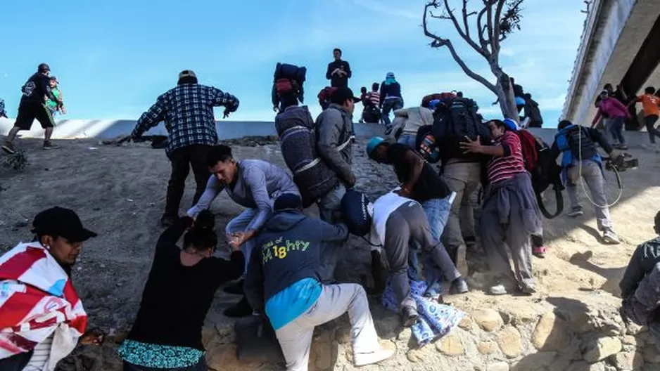 Cientos de migrantes intentan saltar la valla que separa M&eacute;xico de EE.UU. (Foto: EFE)