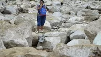 Una mujer llora en medio de los escombros dejados por deslizamientos de tierra después de fuertes lluvias en Mocoa, departamento de Putumayo, sur de Colombia. (Vía: AFP)