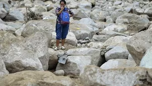 Una mujer llora en medio de los escombros dejados por deslizamientos de tierra después de fuertes lluvias en Mocoa, departamento de Putumayo, sur de Colombia. (Vía: AFP)