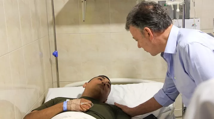 Presidente Santos visitó a policía herido por atentado en Barranquilla, Colombia. Foto: AFP Presidente Santos visitó a policía herido por atentado en Barranquilla, Colombia. Foto: AFP