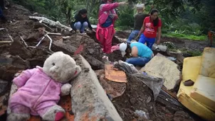 Aguacero causó derrumbe de ladera en la vereda Portachuelo, que sepultó 8 casas mientras sus habitantes dormían. Foto: EFE