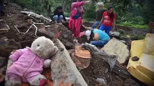 Aguacero causó derrumbe de ladera en la vereda Portachuelo, que sepultó 8 casas mientras sus habitantes dormían. Foto: EFE