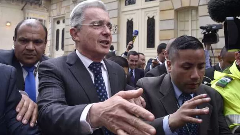 Ordenan detención domiciliaria contra expresidente colombiano Álvaro Uribe