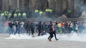 Colombia: Policías dispersan con gases lacrimógenos cacerolazo contra Iván Duque en Bogotá. Foto y video: EFE