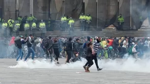 Colombia: Policías dispersan con gases lacrimógenos cacerolazo contra Iván Duque en Bogotá. Foto y video: EFE