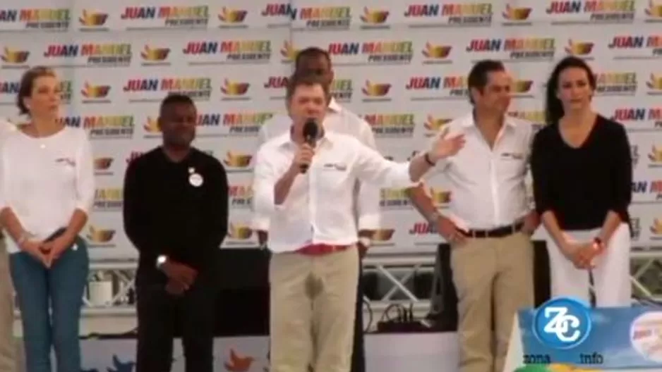 Colombia: Presidente Santos se orinó en sus pantalones en pleno discurso