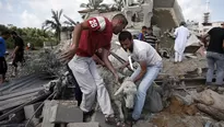 Hombres palestinos sacan a una oveja de los escombros de una casa destruida despu&eacute;s de un ataque a&eacute;reo israel&iacute; en la ciudad de Gaza. (Foto: AFP)