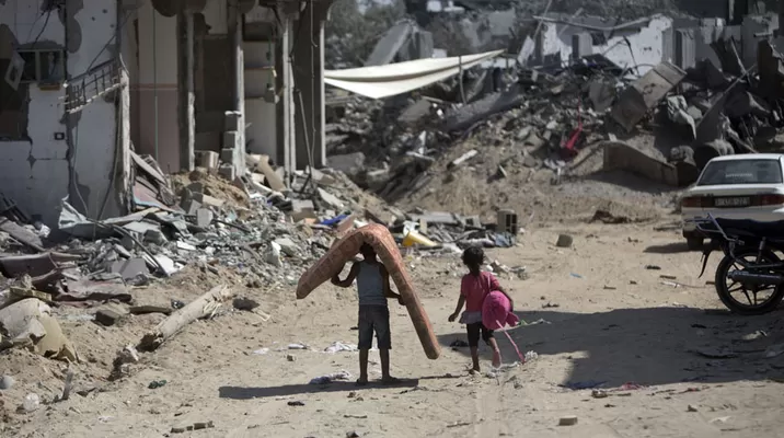Palestinos salvan sus pertenencias que han quedado en los escombros. (Foto: AFP) Palestinos salvan sus pertenencias que han quedado en los escombros. (Foto: AFP)