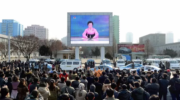 Norcoreanos escuchan la noticia del ensayo nuclear. (Vía: AFP) Norcoreanos escuchan la noticia del ensayo nuclear. (Vía: AFP)