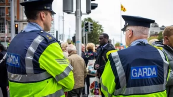 Coronavirus: Hombre en Irlanda dice tener COVID-19 y le tose a polic&iacute;as para evitar ser detenido. Foto: Shutterstock