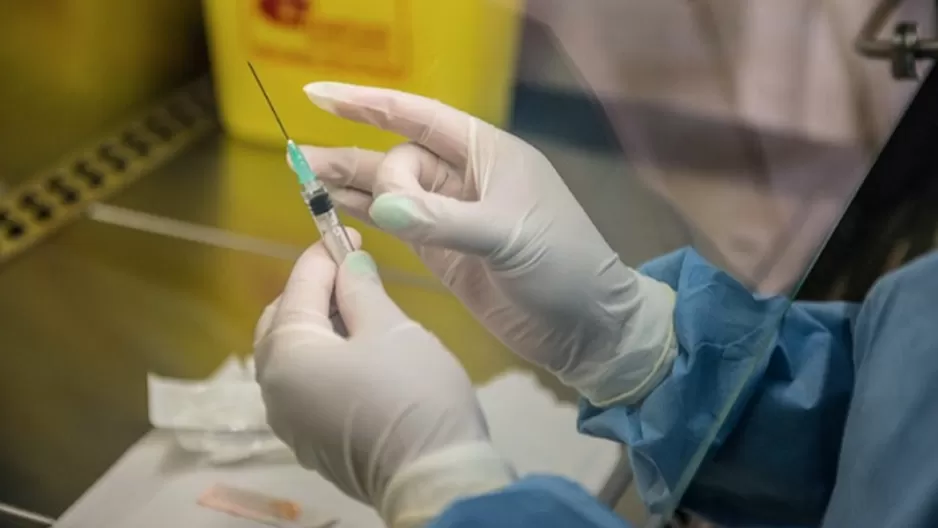 Sudáfrica iniciará esta semana el primer ensayo en el continente de un vacuna contra el coronavirus. Foto: AFP