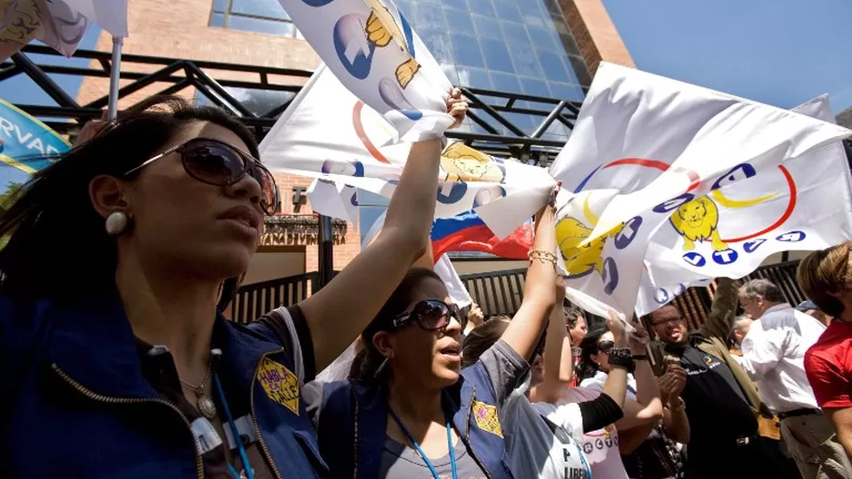 Actores, trabajadores y opositores del presidente venezolano Hugo Ch&aacute;vez protestan el 24 de enero in Caracas despu&eacute;s de que el canal privado RCTV fuera cerrado. (V&iacute;a: AFP)