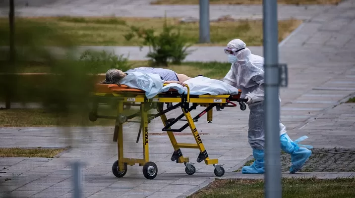 COVID-19: Los casos semanales de coronavirus vuelven a subir en el mundo tras 2 meses de descenso. Foto referencial: AFP COVID-19: Los casos semanales de coronavirus vuelven a subir en el mundo tras 2 meses de descenso. Foto referencial: AFP