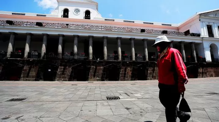 Un hombre camina solitario frente al Palacio de Carondelet, sede del Gobierno de Ecuador. Foto: EFE Un hombre camina solitario frente al Palacio de Carondelet, sede del Gobierno de Ecuador. Foto: EFE