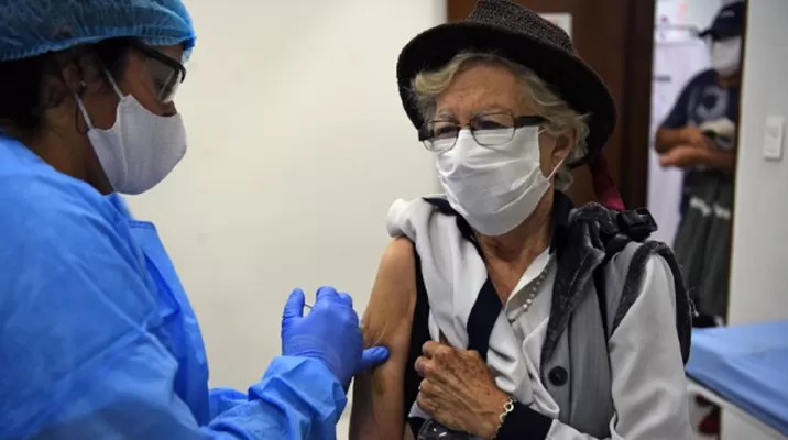 COVID-19: Vacuna de Oxford contra el coronavirus genera respuesta inmune en ancianos. Foto: AFP referencial COVID-19: Vacuna de Oxford contra el coronavirus genera respuesta inmune en ancianos. Foto: AFP referencial