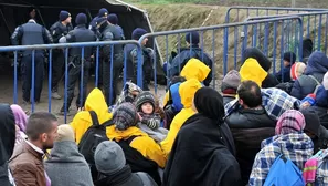 Migrantes y refugiados esperan bajo la lluvia poder cruzar el paso fronterizo de Croacia con Serbia. (V&iacute;a: AFP)