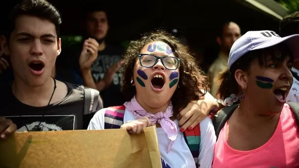 Estudiantes protestan contra policías de Nicolás Maduro. (Vía: AFP)