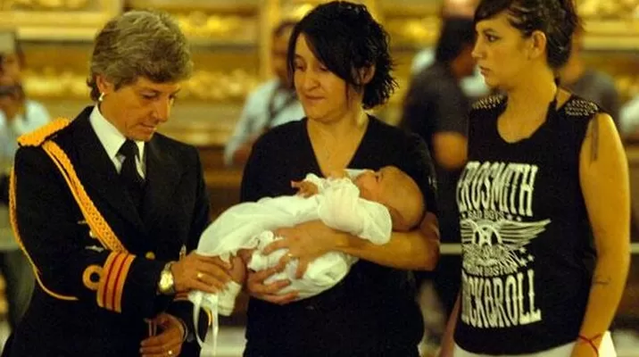 Cristina Fernández amadrinó a hija de pareja lesbiana bautizada Cristina Fernández amadrinó a hija de pareja lesbiana bautizada