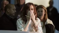 Presidenta Cristina Fernández da un beso a sus seguidores (Vía: AFP)