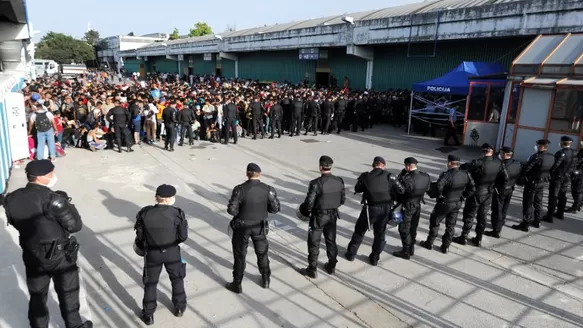 La Polic&iacute;a croata hace guardia mientras los migrantes y refugiados se re&uacute;nen en el centro de convenciones Zagreb Fair. (V&iacute;a: AFP)