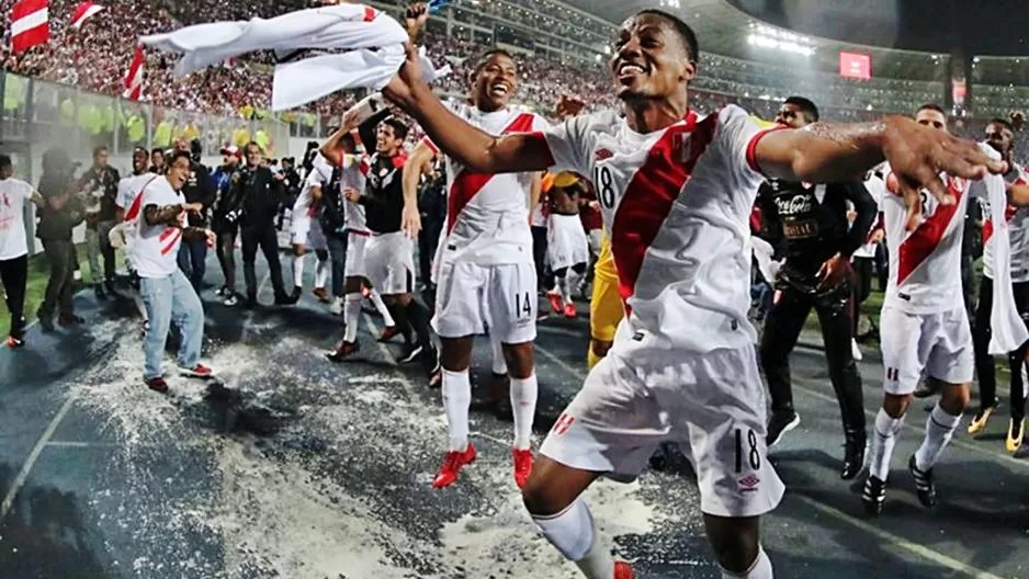 Selección peruana celebra clasificación a Rusia 2018. Foto: Twitter @FIFAWorldCup