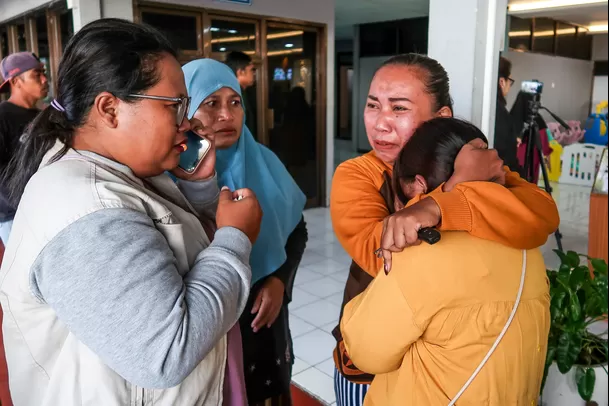 Familiares de las víctimas mortales del naufragio del ferri protagonizaron fuertes escenas / AFP