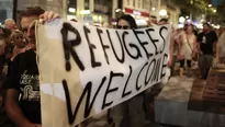 Manifestantes sostienen una pancarta durante una protesta contra el maltrato de los inmigrantes. (V&iacute;a: AFP)