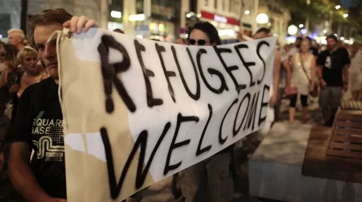 Manifestantes sostienen una pancarta durante una protesta contra el maltrato de los inmigrantes. (Vía: AFP) Manifestantes sostienen una pancarta durante una protesta contra el maltrato de los inmigrantes. (Vía: AFP)