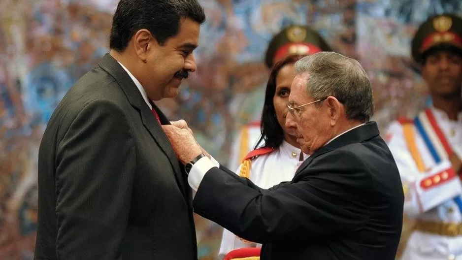 Nicolás Maduro y Raúl Casto. (Vía: AFP)