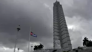 Una bandera cubana ondea a la mitad tras la muerte del líder revolucionario cubano. (Vía: AFP)