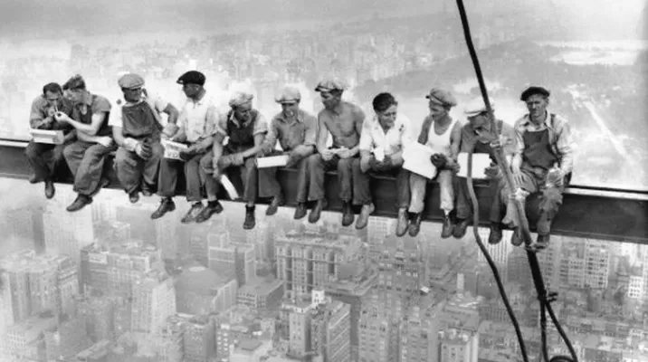 "Almuerzo en lo alto de un rascacielos". Foto: Agencia Corbis "Almuerzo en lo alto de un rascacielos". Foto: Agencia Corbis