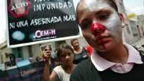 Una joven pintada de payasa, integrante del Centro de Estudios de la Mujer de Honduras (CEMH), participa de una protesta en ocasión del Dia Internacional de la Salud de la Mujer. (Vía: AFP)