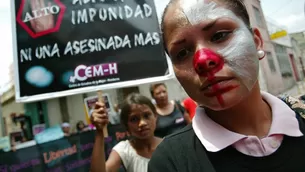 Una joven pintada de payasa, integrante del Centro de Estudios de la Mujer de Honduras (CEMH), participa de una protesta en ocasión del Dia Internacional de la Salud de la Mujer. (Vía: AFP)