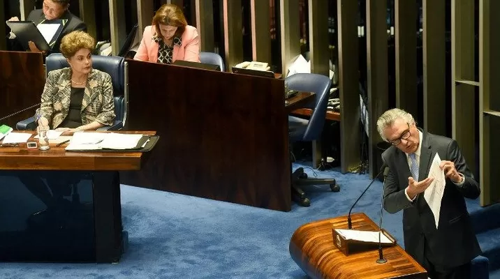 La expresidenta Dilma Rousseff escucha una pregunta del senador Ronaldo Caiado. (Vía: AFP) La expresidenta Dilma Rousseff escucha una pregunta del senador Ronaldo Caiado. (Vía: AFP)