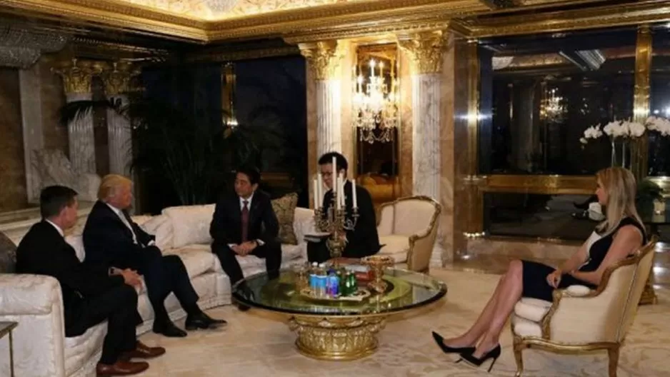 El primer ministro japonés Shinzo Abe se reúne con el presidente electo Donald Trump. (Vía: Reuters)