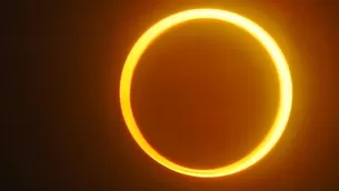 Eclipse de tipo &quot;anillo de fuego&quot; se pudo ver en Asia e impact&oacute; a miles. Foto y video: AFP