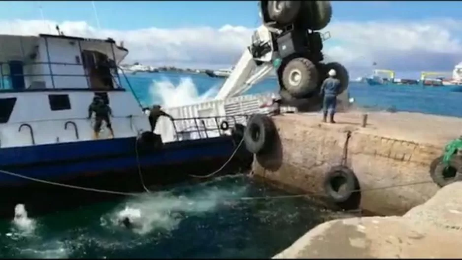 Islas Galápagos: Controlan derrame de combustible por hundimiento de barcaza. Foto: AFP