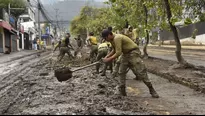 Buscan víctimas en cancha arrasada por aluvión en Quito / Foto y video: AFP