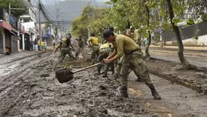 Buscan víctimas en cancha arrasada por aluvión en Quito / Foto y video: AFP