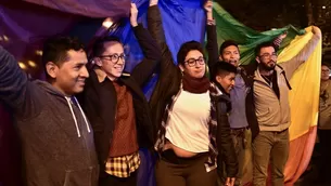 Celebración de personas ante la medida de la Corte Constitucional de Ecuador. Foto: AFP