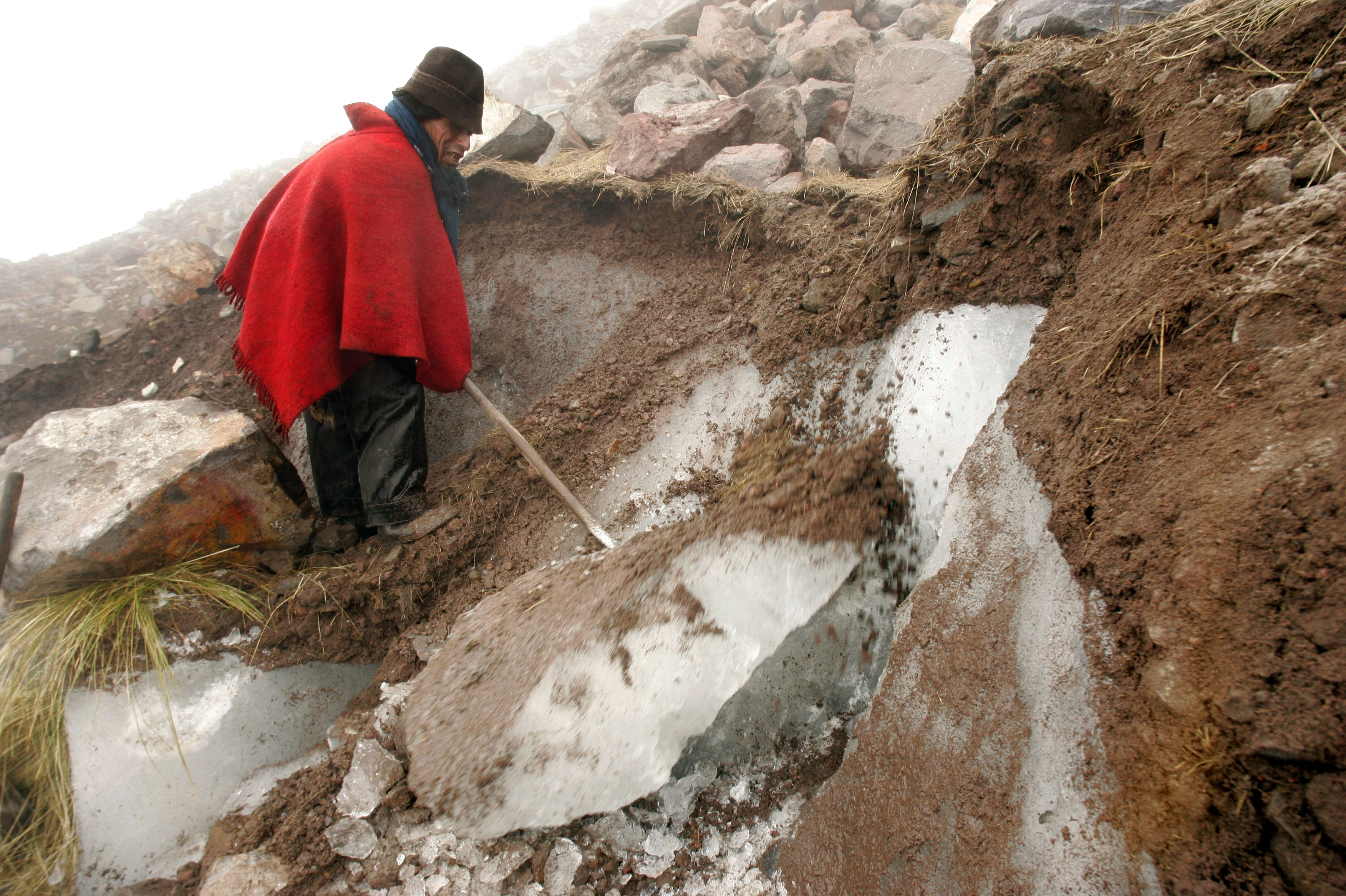 Ecuador: falleció último extractor artesanal de hielo de volcán