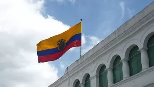 Bandera de Ecuador sobre el Palacio de Carondelet, en Quito. Foto: Pinterest