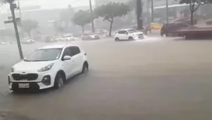 Guayaquil reporta una intensa lluvia con tormenta eléctrica este lunes. Autoridades piden a la ciudadanía permanecer en sus hogares. Se habilitó una línea telefónica para emergencias. Video: Canal N