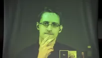 Edward Snowden reflexiona mientras participa a través de un enlace de video en una conferencia desde Rusia. (Vía: AFP)