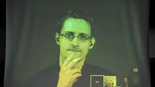 Edward Snowden reflexiona mientras participa a través de un enlace de video en una conferencia desde Rusia. (Vía: AFP)