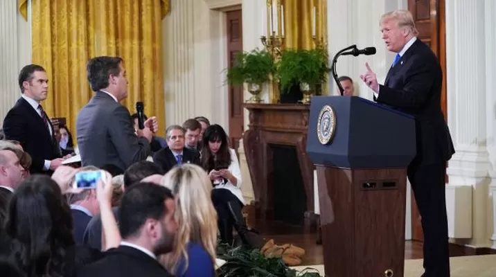La Casa Blanca confirmó hoy que cumplirá con la decisión de un juez federal y devolverá por ahora su acreditación al periodista de la cadena CNN, Jim Acosta. (Foto: AFP) La Casa Blanca confirmó hoy que cumplirá con la decisión de un juez federal y devolverá por ahora su acreditación al periodista de la cadena CNN, Jim Acosta. (Foto: AFP)