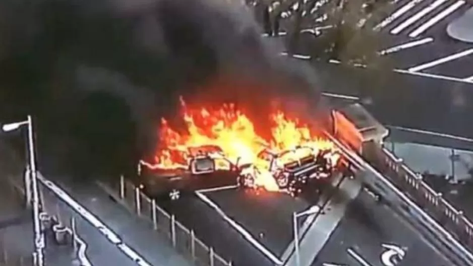 El choque y el posterior incendio oblig&oacute; a cerrar temporalmente todo el tr&aacute;fico en el puente de Brooklyn, EE.UU. (Foto: @ElinformanteUS)