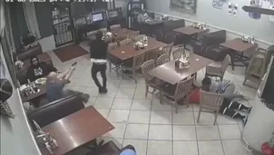 El asaltante recorre cada una de las mesas de este restaurante de comida mexicana / Video: Telemundo