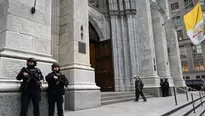 Polic&iacute;as resguardan la catedral de Nueva York luego de la detenci&oacute;n de un hombre que ingres&oacute; a esta la noche del mi&eacute;rcoles. Foto: AFP